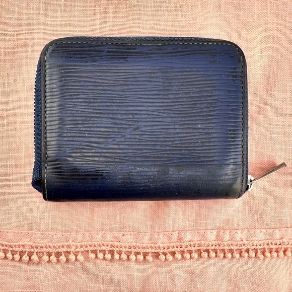 AUTHENTIC Louis Vuitton 2019 Epi Leather Zippy Coin Purse. Color: Navy.
